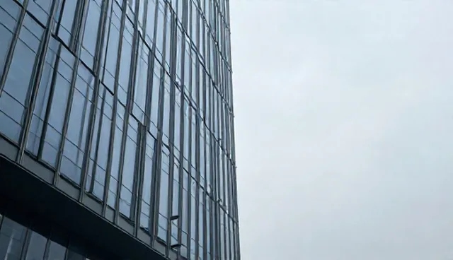 需求反馈效率低，如何通过长期合作机制提升性能